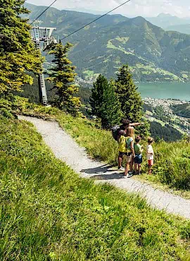 aussicht-geniessen-auf-der-hohenpromenade---enjoying-the-view-from-the-hohenpromenade-c-zell-am-see-kaprun-tourismus.270x370.jpg